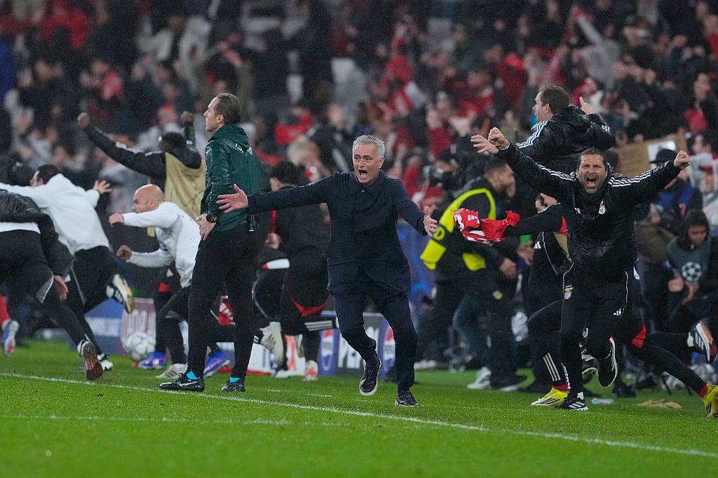 Jose's mad celebration after goalkeeper Trubin made it 4-2 against Real Madrid with the last kick of the game