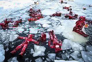 Moscow thrillseekers try ‘ice floating’ in river