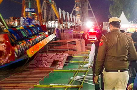 Over dozen people wounded as swing collapses at Surajkund Mela