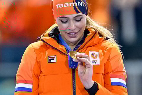 Gold medallist Netherlands' Jutta Leerdam poses on the podium at the end of the speed skating women's 1000m during the Milano Cortina 2026 Winter Olympic Games at Milano Speed Skating Stadium in Milan on February 9, 2026.