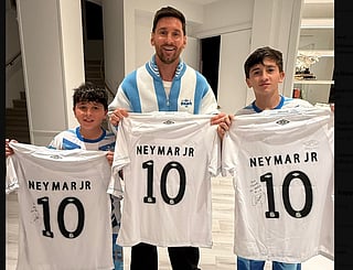 Neymar sent a special gift to Messi and his sons