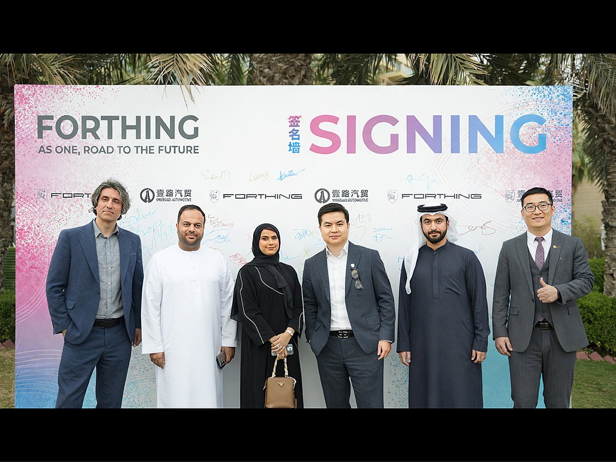 Bruce Wen, Vice General Manager, DFLZM Overseas with team members of Forthing and Oneroad Automotive Group at the Gala