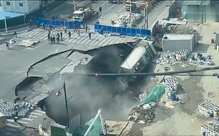 The massive sinkhole swallowed the intersection of Qixin Road and Li'an Road in Shanghai's Minhang District on the morning of February 12, 2026, as reported by local media. 