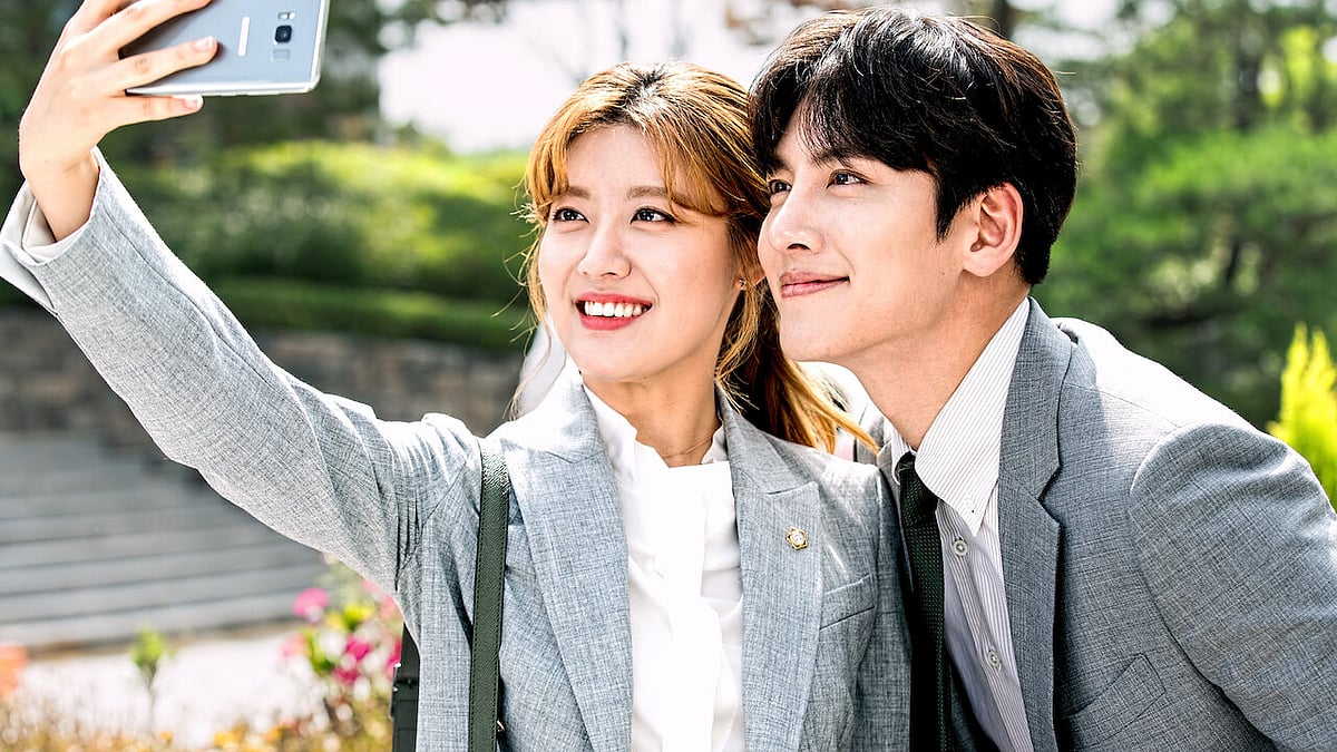 A glimpse of Suspicious Partner, starring Ji Chang-wook and Nam Ji-hyun. 