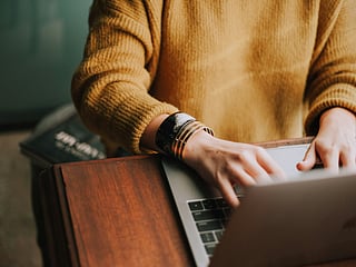 Al Qassab stressed the importance of continuously improving operational mechanisms and enhancing the quality of donor services. 