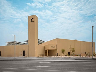 As Ramadan begins, worshippers in the capital are being welcomed into a landmark place of prayer — the Masdar City Mosque, the emirate’s first net-zero energy mosque that blends sustainability with Emirati heritage.