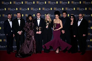 US actor Leonardo DiCaprio, American singer-songwriter and actor Teyana Taylor, US film director Paul Thomas Anderson, US film producer Sara Murphy and Puerto Rican actor Benicio del Toro pose with the award for Best film for "One Battle After Another" during the BAFTA British Academy Film Awards ceremony at the Royal Festival Hall, Southbank Centre, in London, on February 22, 2026.