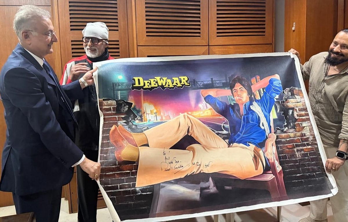 Big B celebrates 51 Years of Deewaar with Dubai fan