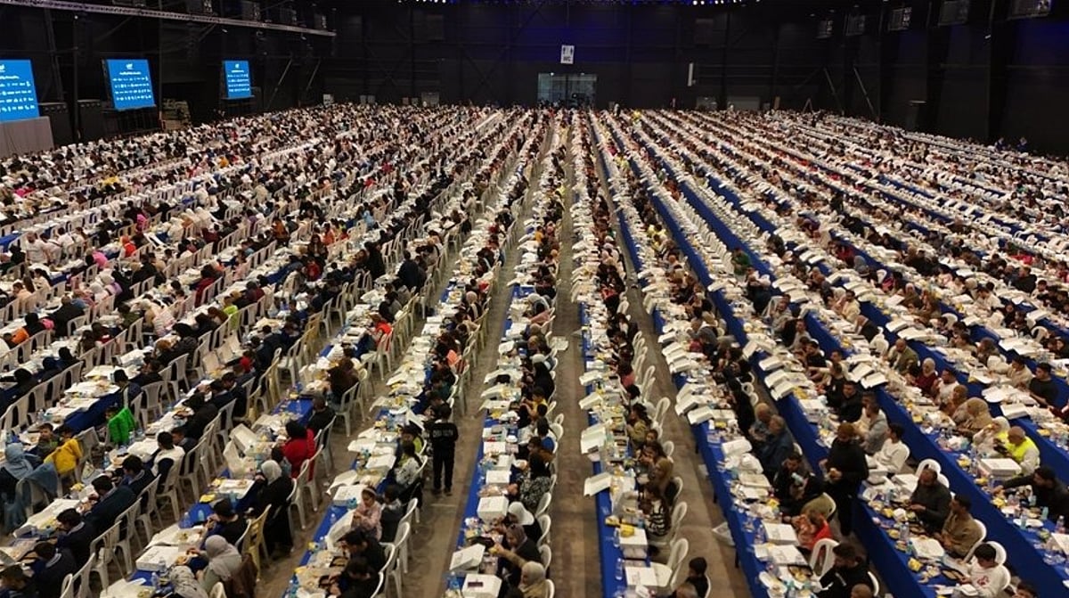 More than 5,700 people shared the meal at the Biel waterfront exhibition centre in Beirut.