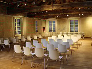 Where we sit shapes what we see. From one angle, fluent speakers dominate. From another, you notice the pauses, the ideas almost spoken, the quiet energy in the room.