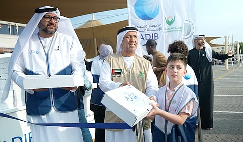 Community partnership ensures organised meal distribution for fasting individuals at six locations.