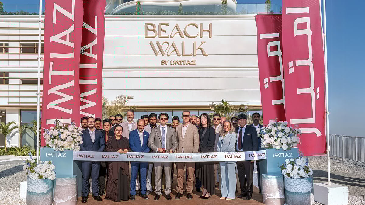 Masih Imtiaz, CEO of Imtiaz Developments, cuts the ribbon to mark the completion and handover of Beach Walk by Imtiaz alongside key members of its in-house construction arm, Venco Imtiaz Construction Company and distinguished guests