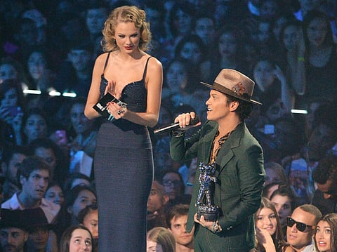 Taylor Swift presents a VMA to Bruno Mars onstage during the 2013 MTV Video Music Awards at the Barclays Center on August 25, 2013 in the Brooklyn borough of New York City.
