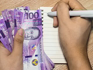 Against the US dollar, the peso remained under strain, trading at 60.73. 