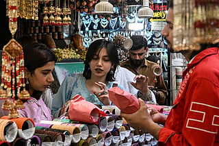 Pakistan lifts early market closure rules imposed during Iran war
