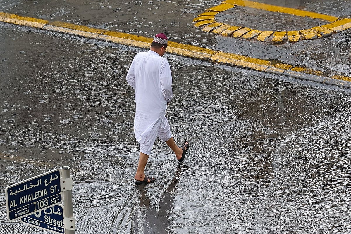 Residents brave the rain at Al Majaz, Sharjah. Photo: Virendra Saklani/Gulf News