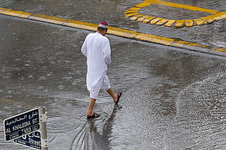 Residents brave the rain at Al Majaz, Sharjah. Photo: Virendra Saklani/Gulf News