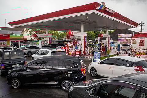 Cars queue to refuel at a gas station operated by Pertamina, Indonesia’s state-owned oil and gas company, as the closure of the Strait of Hormuz by Iran disrupts energy flows and global oil prices rise, prompting Indonesia to consider a weekly work-from-home policy to cut fuel use, in Yogyakarta. File photo taken on March 28, 2026.