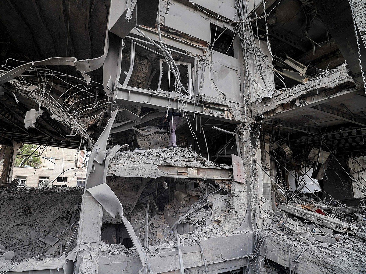 Iran warns US against ground invasion as talks continue