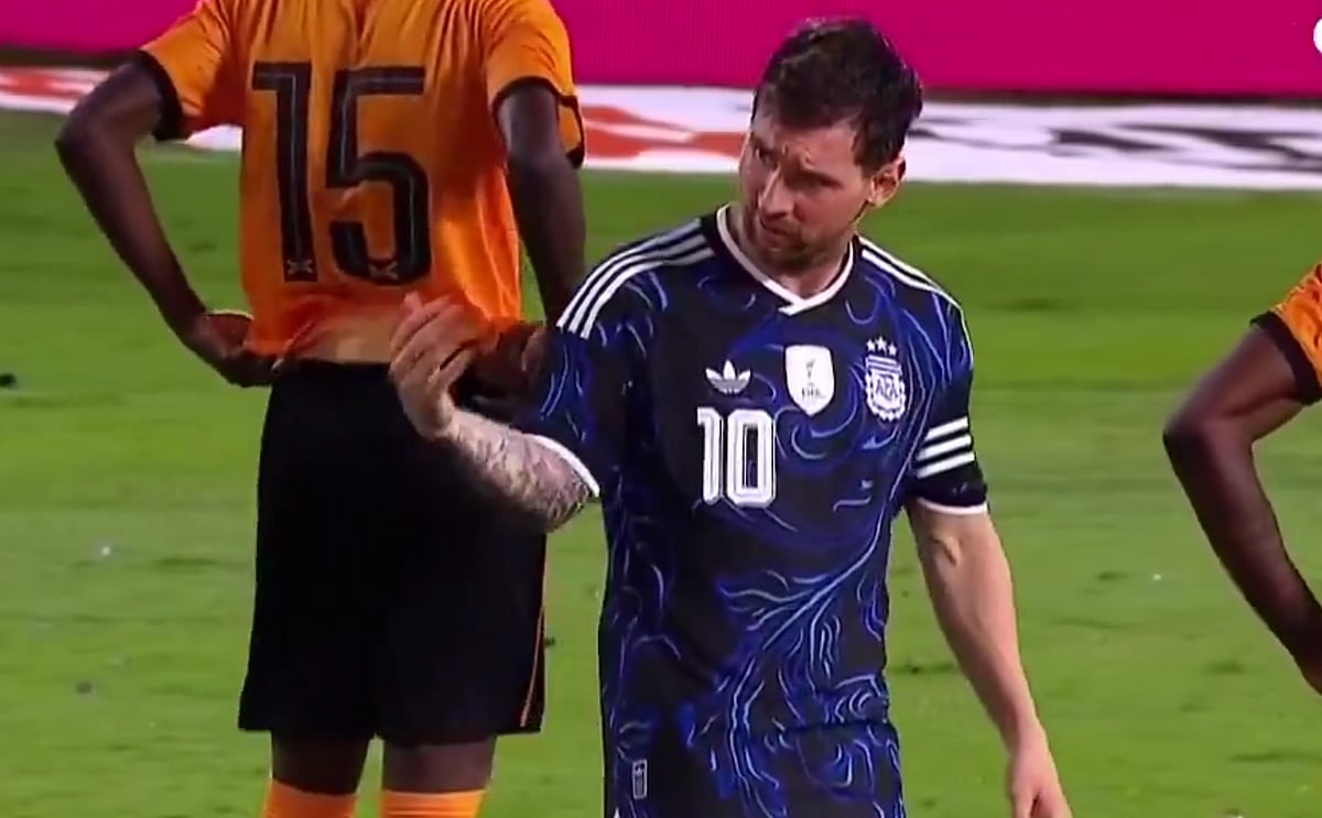 A true captain indeed: Messi chooses team over record again