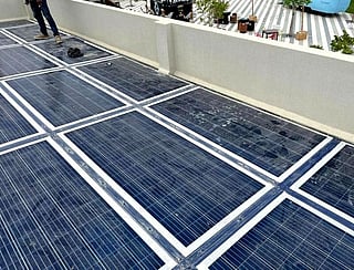 By using singlet fission — a “dream” process where one high-energy photon splits into two lower-energy excitons — the new molybdenum-based spin-flip emitter flips electron spins to capture that extra energy. 