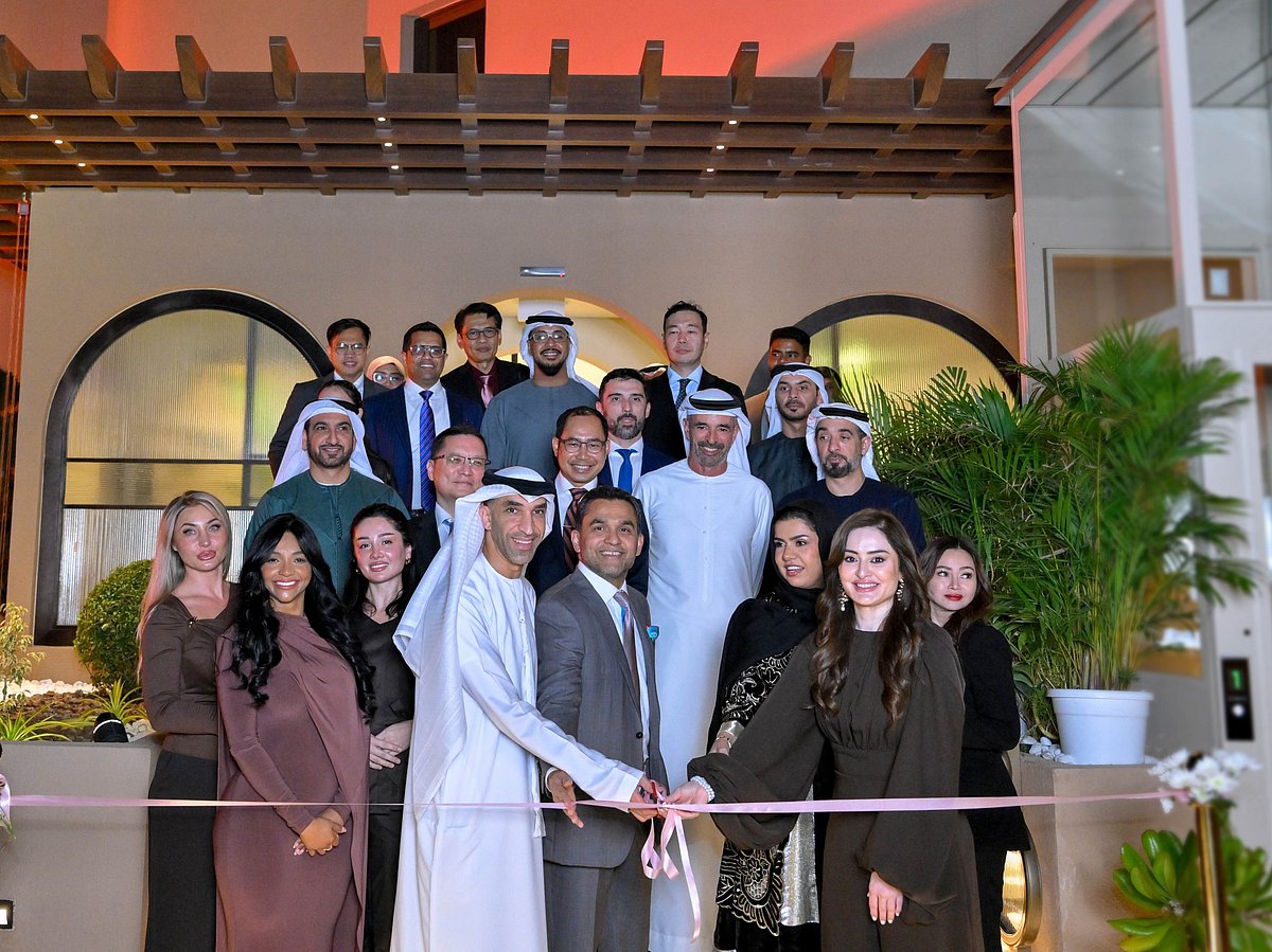 Dr Thani bin Ahmed Al Zeyoudi officially opens Tajmeel Clinic in Jumeirah. 