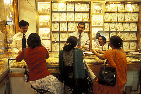 Dubai gold prices edge lower