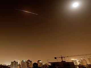 TOPSHOT - 2026Rocket trails are seen in the sky above the Netanya, Israel, on April 4, 2026. (Photo by JACK GUEZ / AFP) /