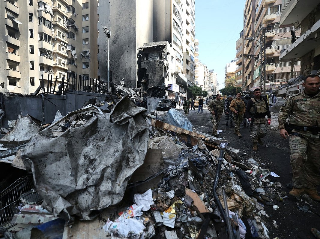 Lebanese army soldiers secure the site of an Israeli airstrike that targeted a building the day before in Beirut's Corniche al-Mazraa neighbourhood on April 9, 2026.