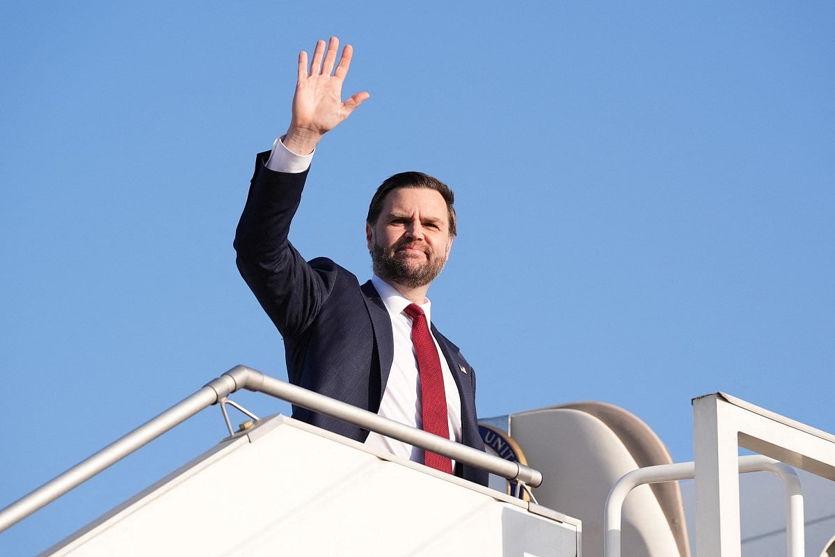 JD Vance boarding Air Force Two in Islamabad