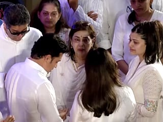 Tendulkar, accompanied by his wife Anjali, appeared visibly moved as he bid farewell to a voice that shaped generations of music lovers.