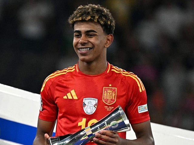 Lamine Yamal celebrates with the Best Young player trophy in the UEFA European Championships in 2024