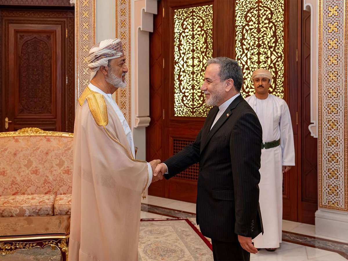 Iran’s Foreign Minister Abbas Araghchi with Oman’s Sultan Haitham bin Tariq in Muscat (Photo/X/@araghchi)