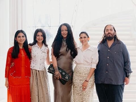 In a moment that caught everyone’s attention, Rihanna was seen offering prayers at the family temple before joining the hosts for a joyful, petal-filled dance.