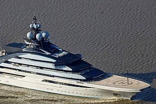 According to ship tracking data, the Russian-owned superyacht "Nord" was able to cross the Strait of Hormuz recently, apparently being allowed by the IRGC to pass safely.