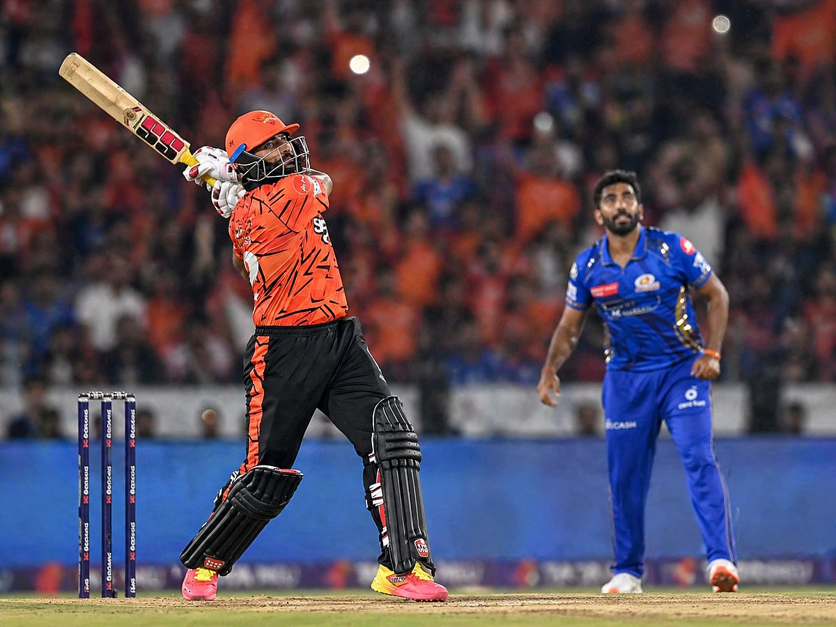 Salil Arora hits "no look" six off Bumrah as SRH chase 244, break records against MI