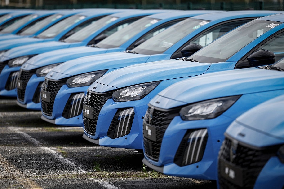 Carmaker Stellantis swings back into profit as sales climb