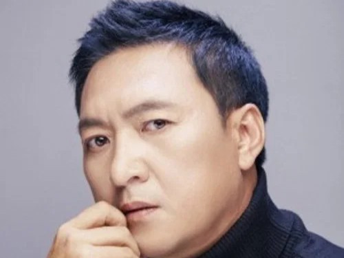 Born Park Jong-moon in 1970, he made his acting debut in the 1998 film Shiri.