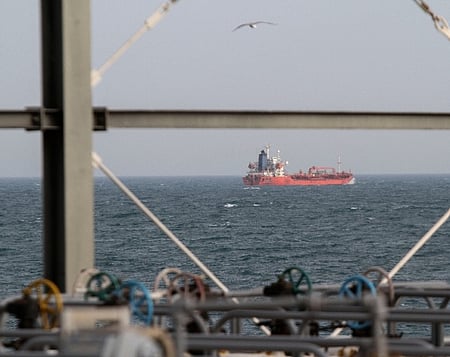 As oil prices remain elevated amid tighter supply due to prolonged US-Iran conflict, both Washington and Tehran may see strategic advantages in allowing the conflict to drag on, rather than moving toward a rapid settlement, say analysts. 

