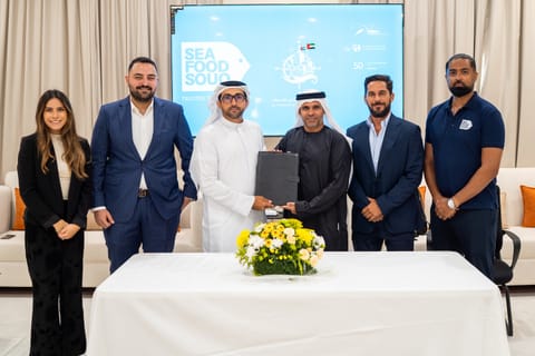 The agreement was signed by Sheikh Fahim Al Qasimi, co-founder of Seafood Souq and Mahmood Hassan Al Ali, Chairman Fujeirah Fisherman Coop. The signing ceremony was attended by Dr. Ibrahim Al Jamali is the Regional Director – Northern Region at the UAE Ministry of Climate Change and Environment; Sulaiman Rashid Al Khadeem, Chairman of the UAE federation of fisherman associations.
