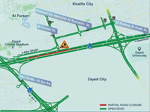 The closure affects the left lane heading towards Abu Dhabi on Arabian Gulf Street (E20).