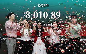 Employees take part in a ceremony at the dealing room of Hana Bank in Seoul on May 15, 2026, to celebrate the benchmark Korea Composite Stock Price Index having risen over the 8,000-point mark for the first time in early trading. South Korea's stock market opened a new chapter, driven by a continued rally of large-cap tech shares.
