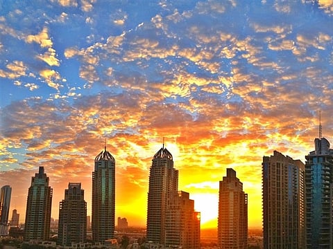 According to the forecast, Monday’s weather will remain generally fair to partly cloudy at times, with clouds expected to develop eastward while temperatures continue to rise across most parts of the country.