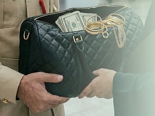 Lost bag with $20K and gold returned by Dubai Police