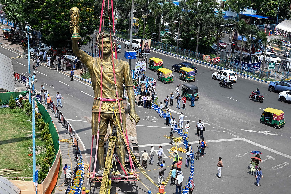 A crane lifts a giant statue of Argentine football legend Lionel Messi during its removal from a public installation site in Lake Town, Kolkata, West Bengal, on Monday, June 1, 2026. The statue was dismantled and taken down following concerns over its damaged condition and structural stability, which had raised public safety concerns.
