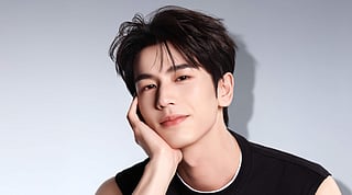 Long before the event began, thousands had already packed the mall’s exterior in anticipation of seeing the 28-year-old star at an eyewear brand promotion. 