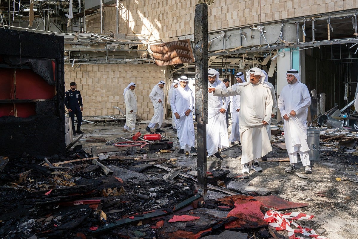 Kuwait PM visits airport T1 to inspect damage