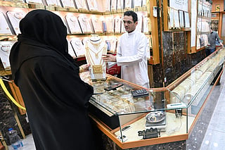 Dubai gold loses momentum as yields stay high