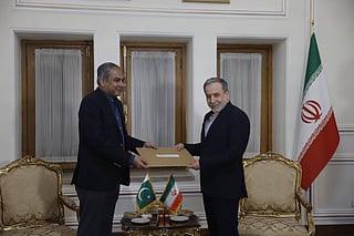 Pakistan interior minister meets Iran’s FM Araghchi