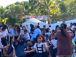 Schoolchildren flee as deadly quake rocks Philippines